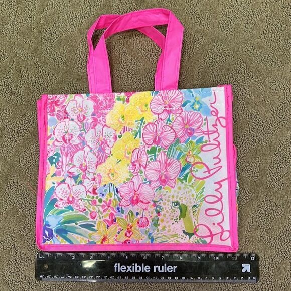 Lilly Pulitzer Shopping Bag; the perfect summer accessory - Picture 4 of 7